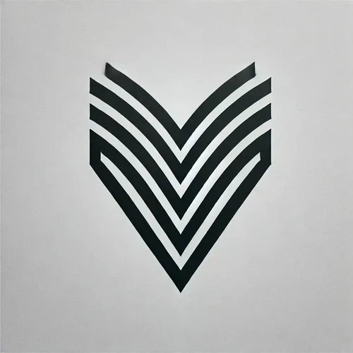 Schwarze Chevron-Streifen bilden einen nach unten zeigenden Pfeil in futuristischer Streetwear.