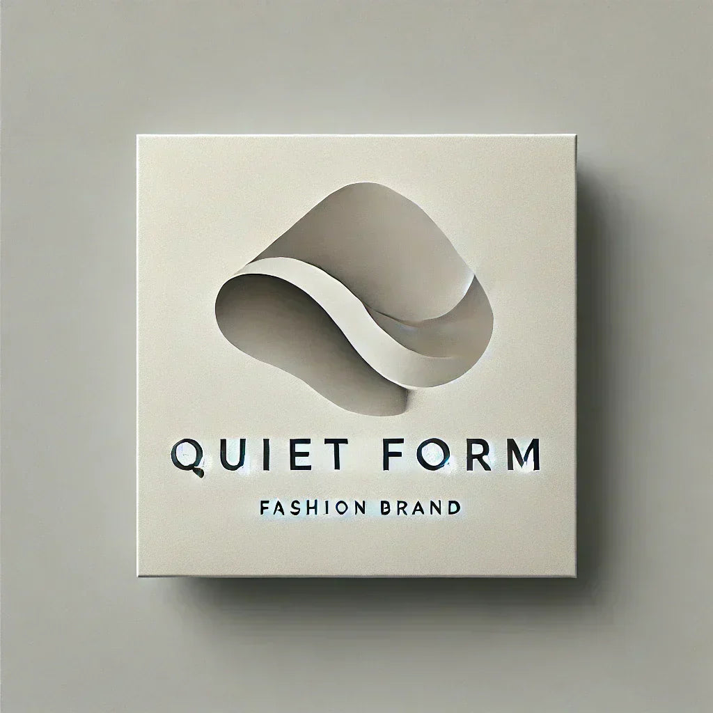 Minimalist-Logo der Marke Quiet Form mit wellenförmigem Design über dem Text.