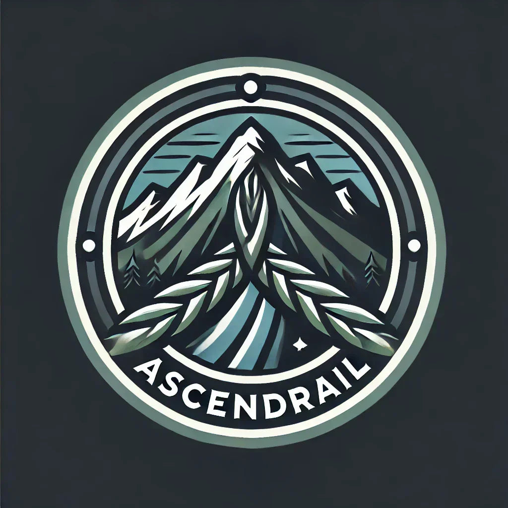 Rundes Emblem mit Berggipfel und Kiefern, ASCENDRAIL-Text, recycelten Materialien.