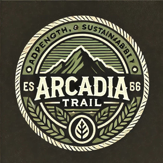Kreisförmiges Emblem mit Arcadia Trail-Text, Berggipfel und Blättern, umrandet von Seil.