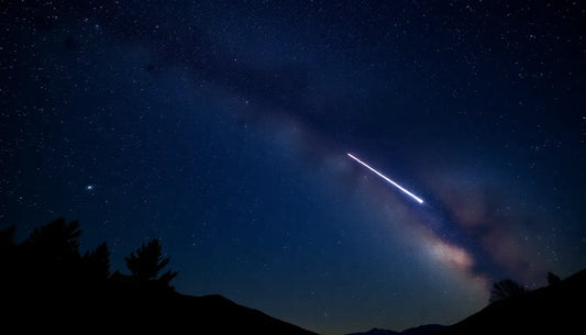 Heller Meteor über einem nachthimmel perfekt einfangen, faszinierender anblick der Sterne.